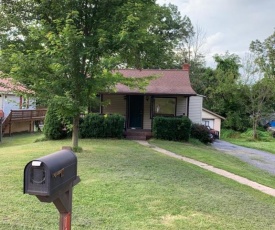 Comfortable Space w/ Fenced Yard 15 Min to Harrisburg, 30 Min to Carlisle 2BR AC