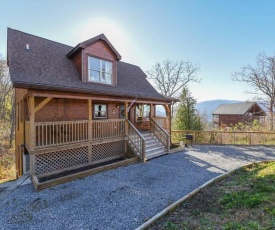 Walnut Ridge Cabin. Sleeps 7-11! Hot tub, pool table, minutes to downtown Gatlinburg!