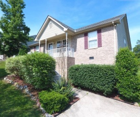 20 minutes to Downtown Nashville w/ Fenced in Yard