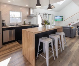 Modern minimalist comfort 5 minutes from downtown