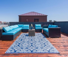 3 blocks to Beale, 4 bedroom 6 bath, 2 Car Garage, Roof Top Deck, View, Sleeps 18