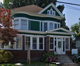 5 Star Victorian Mansion-Downtown No Locals