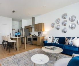 Illume - Sleek Central Hideaway - Poolside Patio condo
