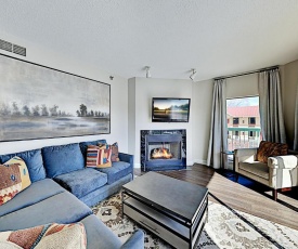 Relaxing Retreat with Pool, Fireplace & Jetted Tub condo