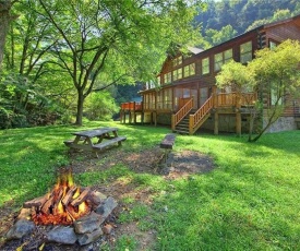 The Lodge at Caney Creek - Fire pit by the creek - Theater - Game Room - Hot Tub