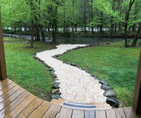 Amazing River Retreat, 3 Bedrooms, WiFi, Sleeps 8, Pool Table