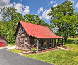 Rustic Log Cabin with Screened Deck, 8Mi to Dollywood