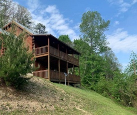 Smoky Mtn Hideaway - Cabin w/ Hot Tub & Pool Table