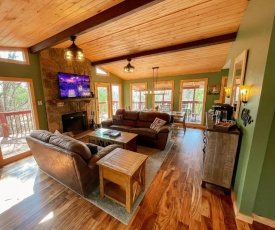 Walkers Retreat Cozy 3 Bedroom Dollywood Cabin with Stunning Mountain Views
