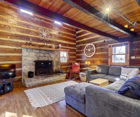 Cozy Log Cabin 6 Mi to Great Smoky Mtns NP!