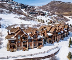 Snownest Ski-In Ski-Out Lodge with Hot Tub & Views townhouse