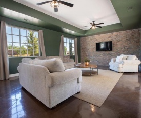 The Cosette- Sleeps 34- Private Courtyard and Rooftop Deck