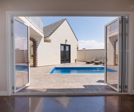 The Palazzo- Private Pool, Spa, and Casita- Sleeps 23