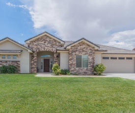 NEW Southern Utah Home w/ Huge Yard - Sleeps 10