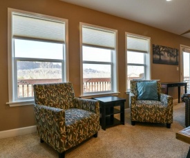 DV - Six bedroom home with private hot tub. Sleeps 22!