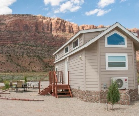 FunStays Glamping Tiny House w Large Loft Site 8