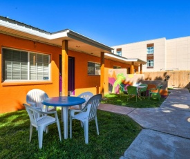 Inn 3 - Downtown 1 bedroom unit, sleeps 6 with shared hot tub