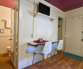 Lodge 1 - Downtown location. Studio with shared hot tub. Minutes to Arches N.P.