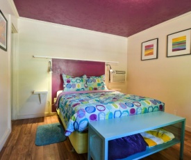 Lodge 2 - Downtown location. Studio with shared hot tub. Minutes to Arches N.P.