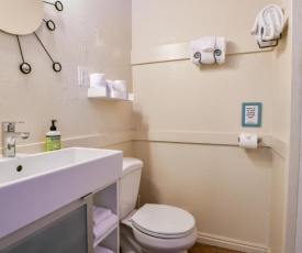 Lodge 3 - Downtown location. Studio with shared hot tub. Minutes to Arches N.P.