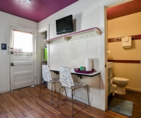 Lodge 4 - Downtown location. Studio with shared hot tub. Minutes to Arches N.P.