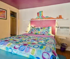 Lodge 6 - Downtown location. Studio with shared hot tub. Minutes to Arches N.P.