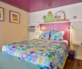 Lodge 7 - Downtown location. Studio with shared hot tub. Minutes to Arches N.P.