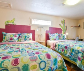 Lodge 8 - Downtown location. Studio with shared hot tub. Minutes to Arches N.P.