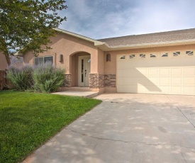 Modern Moab Townhome with Shared Pool and Hot Tub!
