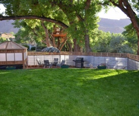 Rustic Retreat Moab Townhome with Grill and Fire Pit!