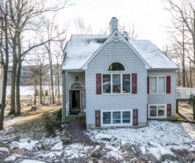 Beautiful Ski & Mountain View Home by the Lake