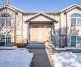 Charming Ogden Town home, 25 min to Snowbasin Ski Resort Duplex