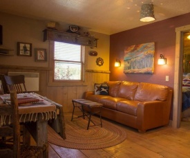 Cozy 1 BR with a Pullout Sofa bed and Kitchenette