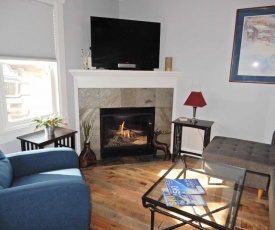 2br Empire Avenue WALK to Lifts and Main St - No Car Required!