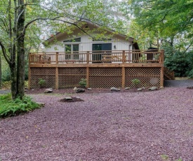 Family Home with Game Room, Deck, BBQ Walk to Lake!