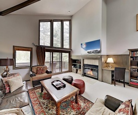 Alpine Retreat with Hot Tub - Near Skiing & Dining townhouse