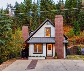 Corduroy Sage - Cozy & Cute Cabin w Deck Sleeps 21!