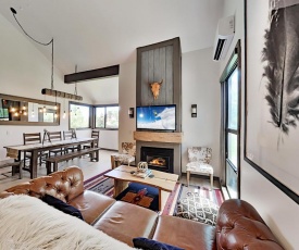 Lavish Alpine Escape - Pool, Hot Tub, Walk to Lifts townhouse