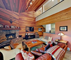 Lodge-Inspired Lakeside Townhouse - Walk To Lifts! Townhouse
