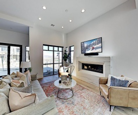 Luxe Tri-Suite Retreat - Walk to Ski Lift & Dining townhouse