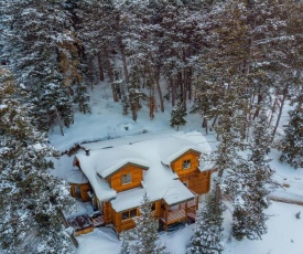 Pine by AvantStay - Private Log Cabin w/ Veranda Mountain Views & Hot Tub
