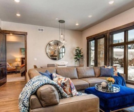Pristine Condo on Golf Course and Walk To Gondola