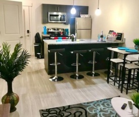 LUXE APARTMENT MINUTES TO AIRPORT