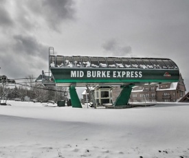 Cozy Condo Ski-In and Out Burke Mountain Access!