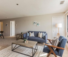 Beautiful 2-Bedroom Flat + Gym + Pool