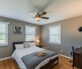 Deluxe 3br 2ba Townhouse With Cozy Backyard