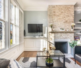 Deluxe Colonial Home In Old Town by CozySuites