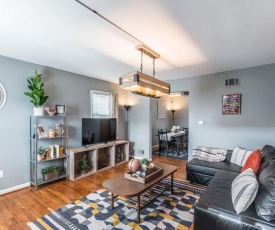 Gorgeous House with Pool Table 1 block to metro