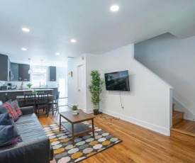Modern Colonial 3BR 2BA House 5m to DC & DCA, by CozySuites