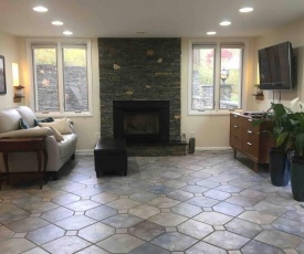 Spacious Suite in Spectacular Neighborhood